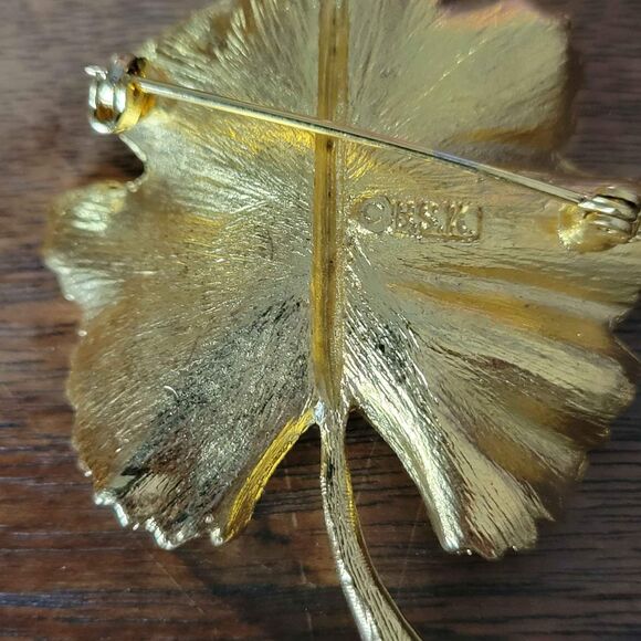 Vintage Goldtone Brooch Signed BSK Brushed and Polished Geranium Grape Vine Leaf - Picture 2 of 4